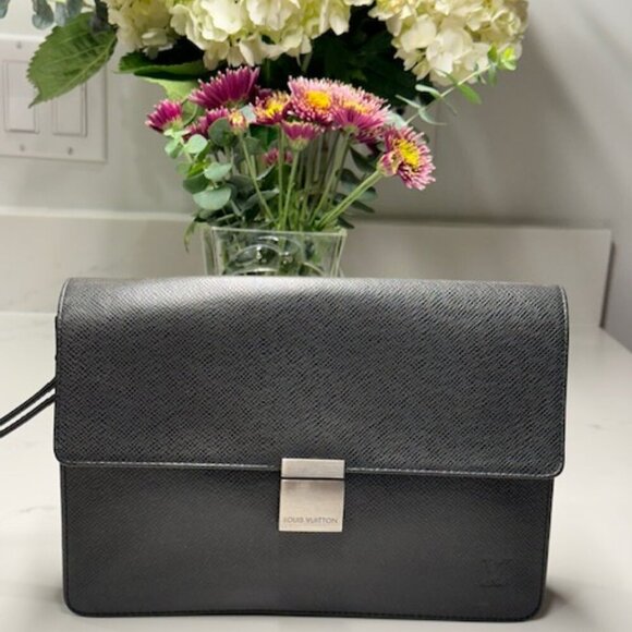 Louis Vuitton  LV Black Taiga Leather Selenga Clutch Wristlet + COA - Picture 2 of 13